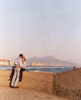 Italien, Kampanien, Neapel, Paar, Hi.: Vesuvu. Castel del OvoEuropa, verliebt, UmarmungEnglish: Naples, Italy, couple in front of Vesuvio volcano and castle Castel del Ovo